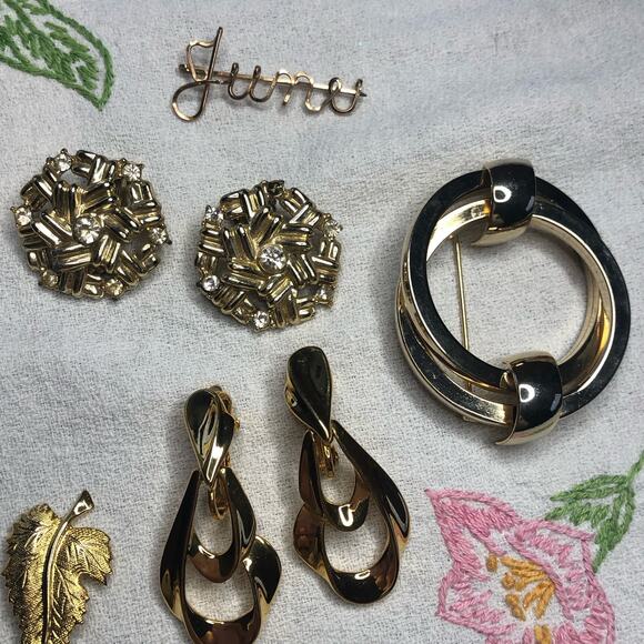 VIntage lot of 9 Brooches Pins and clip on earrings Gold Tone - Picture 3 of 16